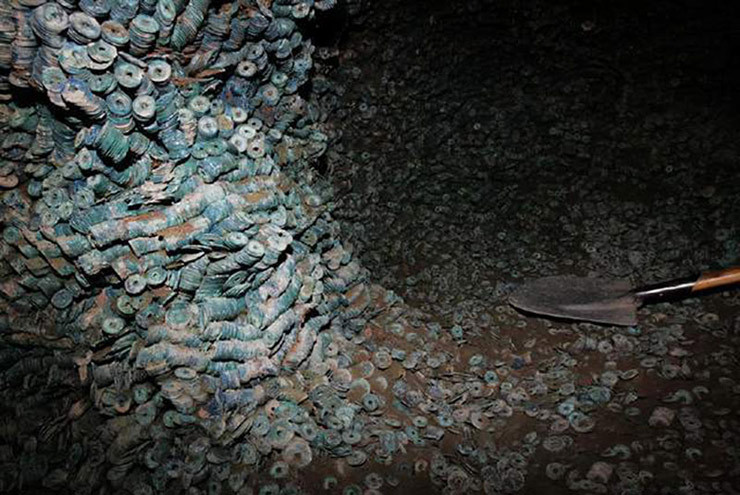 Dao mong xay nha thay co dieu bat thuong, tat ca choang vang-Hinh-3