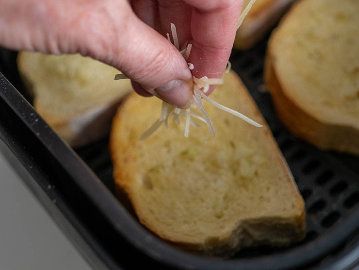 Bat ngo 7 loai thuc pham khong nen nau trong noi chien khong dau-Hinh-3