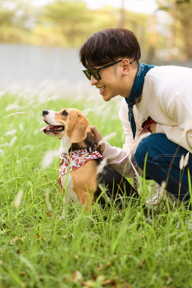 Tự nhận mình là một người cực yêu cún và rất thích nhân vật chú chó Snoopy trong phim hoạt hình cùng tên nên Ninh Tito quyết định phải có một người bạn cún cưng thân thiết. Khi gặp Dưa Hấu, anh chàng đã bị “va” phải sự dễ thương vô đối của bé cún này nên nhanh chóng đón về nuôi.