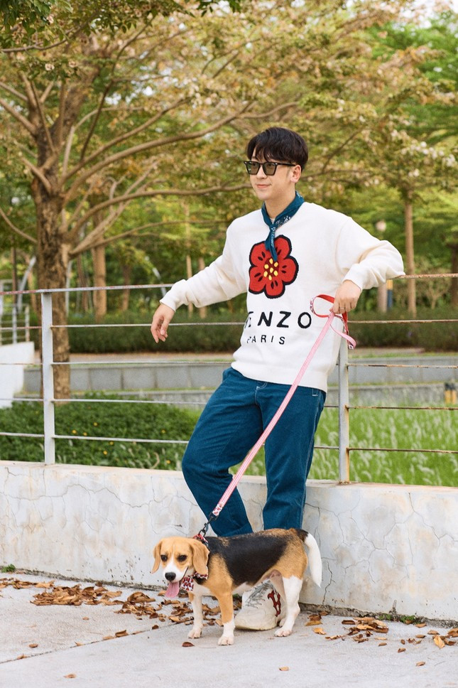 Nhưng hành trình để nuôi dưỡng một em cún cưng với Ninh Tito chưa khi nào là dễ dàng. “Ngày đưa Hấu từ trại cún về nhà bằng xe taxi, chắc do lần đầu tiên đi ô tô bị xóc nên bạn Hấu có trớ một chút ra túi mà mặt Ninh tái mét không biết phải làm sao. Đó chính là thời điểm Ninh nhận rằng nuôi cún không dễ rồi!”, anh chàng tâm sự.