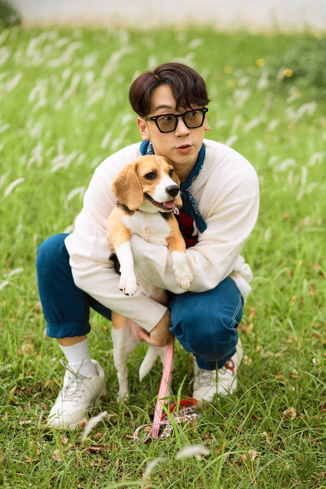 Dẫu vậy, anh chàng cho biết mình cực hạnh phúc khi Dưa Hấu được mọi người yêu thương như vậy. Bằng chứng là trang fanpage của Dưa Hấu có đến 16 nghìn người yêu thích và bộ ảnh Giáng sinh này được chụp để kỷ niệm 3 năm Ninh Tito nhận nuôi Dưa Hấu.