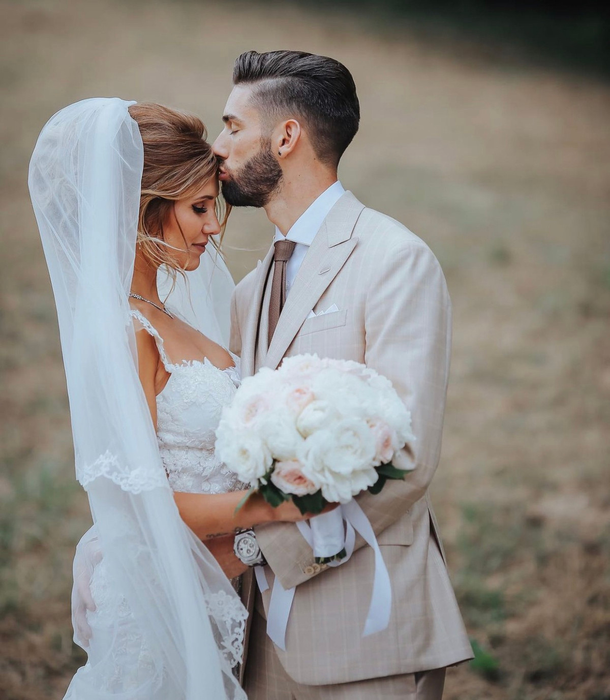 Với sự thăng hoa khi khoác áo Atletico Madrid, nhiều khả năng, tiền vệ 29 tuổi sẽ được HLV Roberto Martinez điền tên vào danh sách ĐT Bỉ tham dự World Cup 2022. Hy vọng nàng hậu có thể đồng hành cùng ông xã trong ngày hội bóng đá lớn nhất hành tinh.