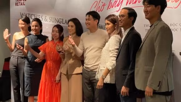 Hà Tăng qua ống kính chụp lén hậu sinh con thứ 3 có gì khác? ảnh 1