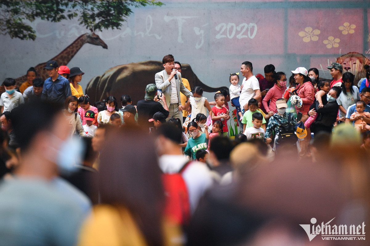 Chơi lễ, người dân dựng lều ngủ la liệt trong Thảo Cầm Viên - Hình 2 Choi le, nguoi dan dung leu ngu la liet trong Thao Cam Vien-Hinh-2