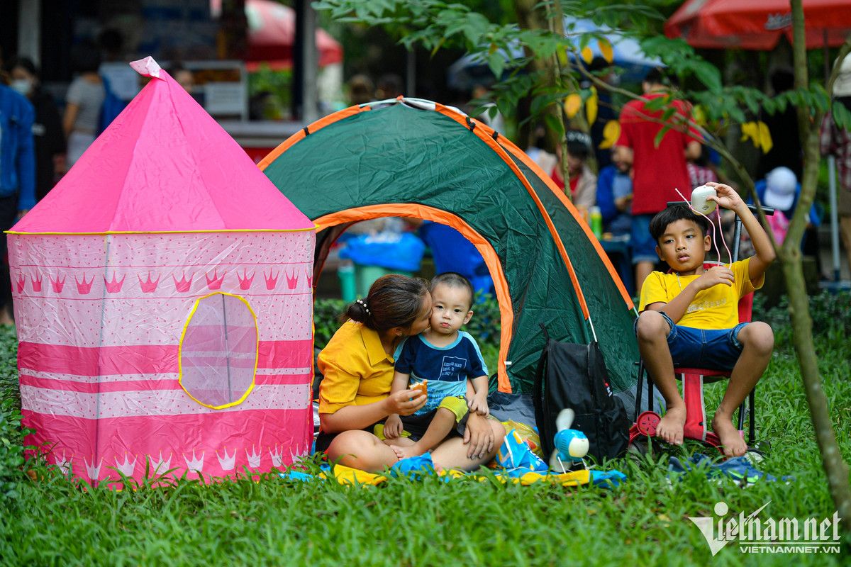 Chơi lễ, người dân dựng lều ngủ la liệt trong Thảo Cầm Viên - Hình 9 Choi le, nguoi dan dung leu ngu la liet trong Thao Cam Vien-Hinh-9