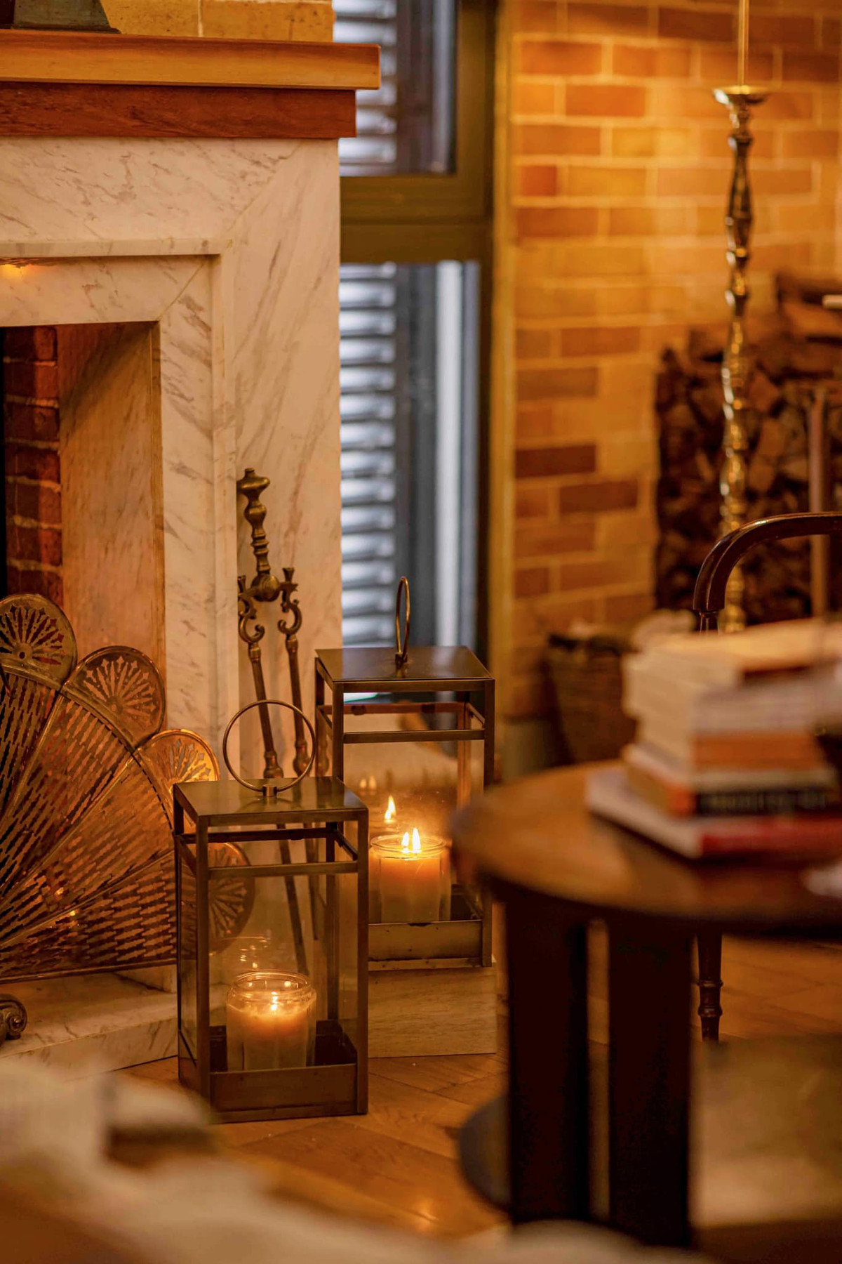 Những chiếc đèn decor bằng sắt tô điểm nhà.