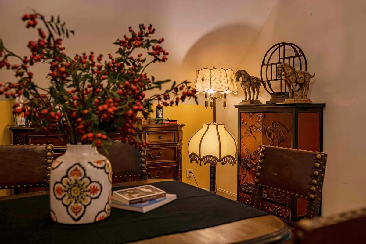 Góc chill chỉ cần một bình đông đào cũng thu hút mọi ánh nhìn.