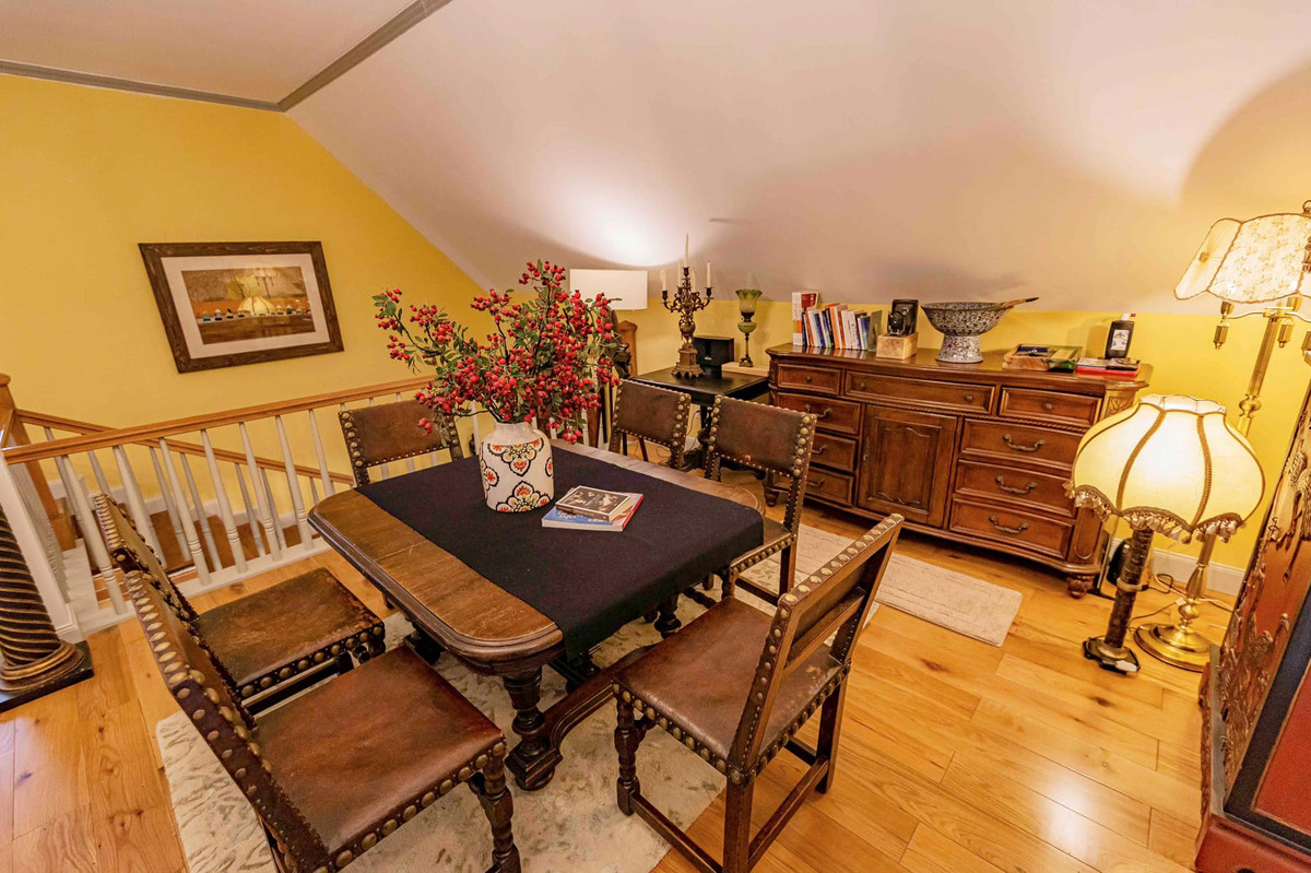 Phòng sinh hoạt chung vẫn dùng tông vàng và nâu trầm.