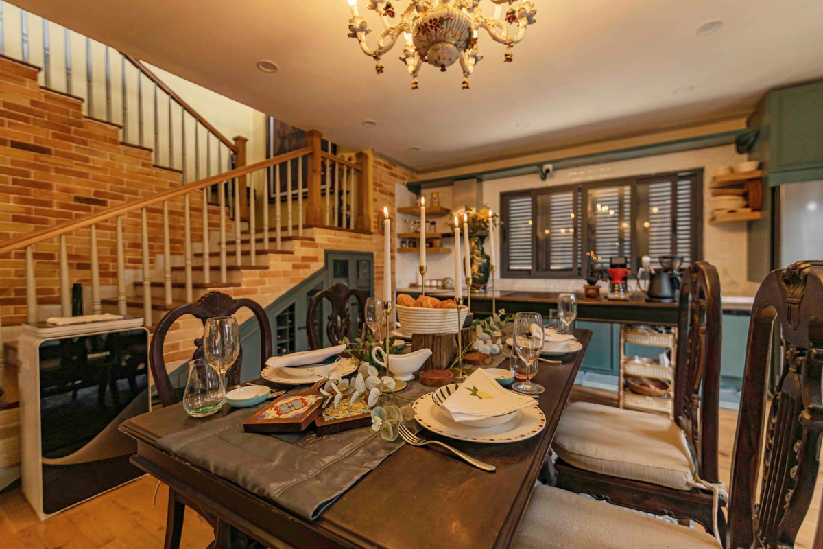 Ngoài phong cách Pháp, gia chủ cũng đưa vào đây một chút Đông Dương với góc decor tượng Phật – mang đậm dấu ấn bản địa.