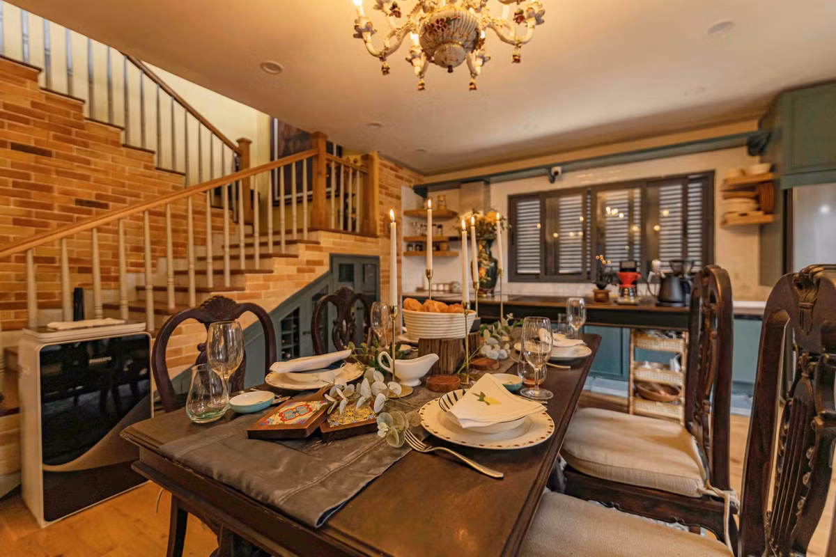 Ngoài phong cách Pháp, gia chủ cũng đưa vào đây một chút Đông Dương với góc decor tượng Phật – mang đậm dấu ấn bản địa.