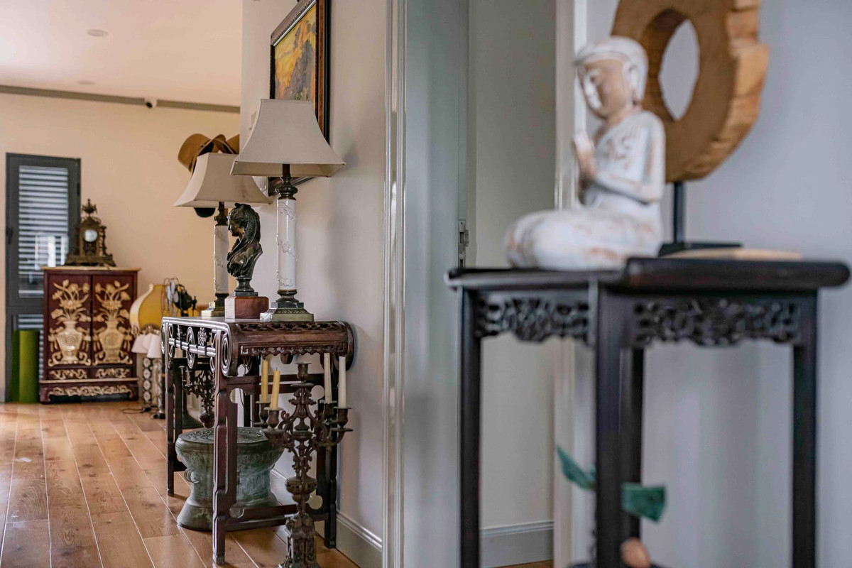 Tượng Phật và khu bày đồ sưu tầm của gia chủ.