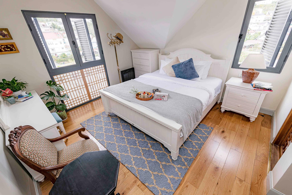 Phòng ngủ sử dụng gam màu xanh pastel dịu dàng, dễ chịu.