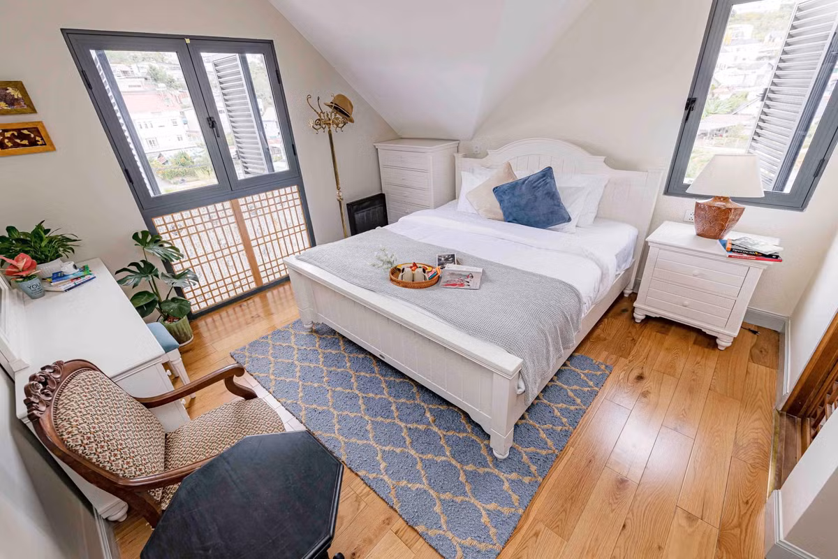 Phòng ngủ sử dụng gam màu xanh pastel dịu dàng, dễ chịu.