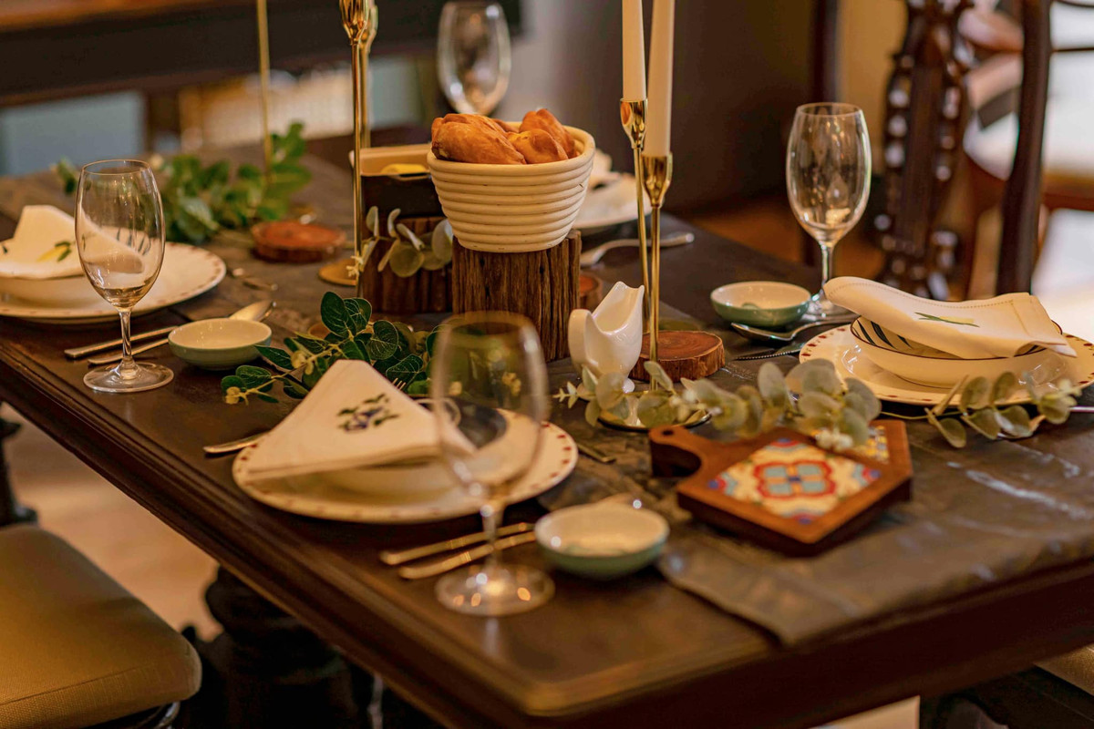 Nội thất mang màu xưa cũ, cổ điển và rất ấm áp. Tông vàng của đèn và nâu trầm của nội thất mang đến sự ấm cúng, an yên.