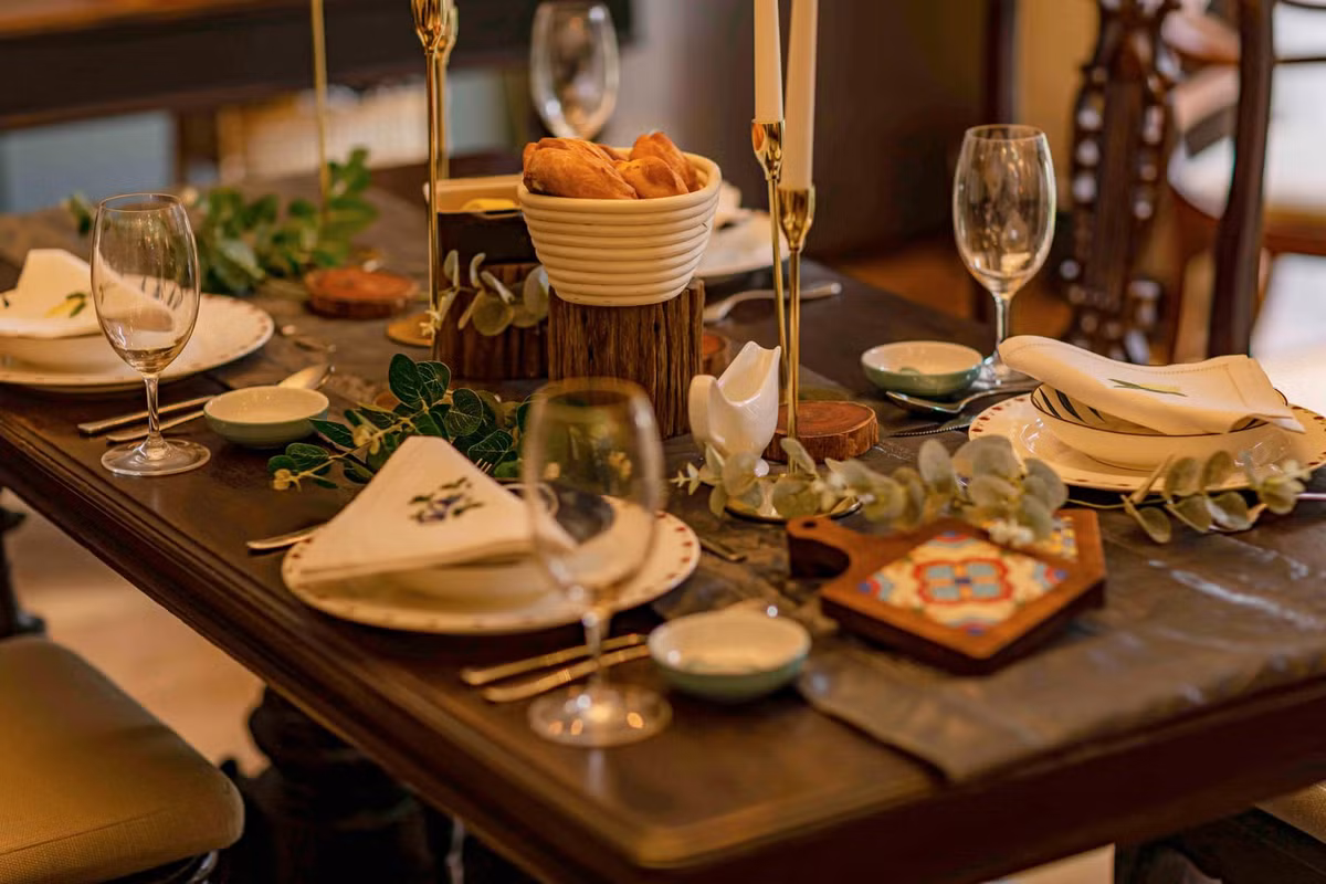 Nội thất mang màu xưa cũ, cổ điển và rất ấm áp. Tông vàng của đèn và nâu trầm của nội thất mang đến sự ấm cúng, an yên.