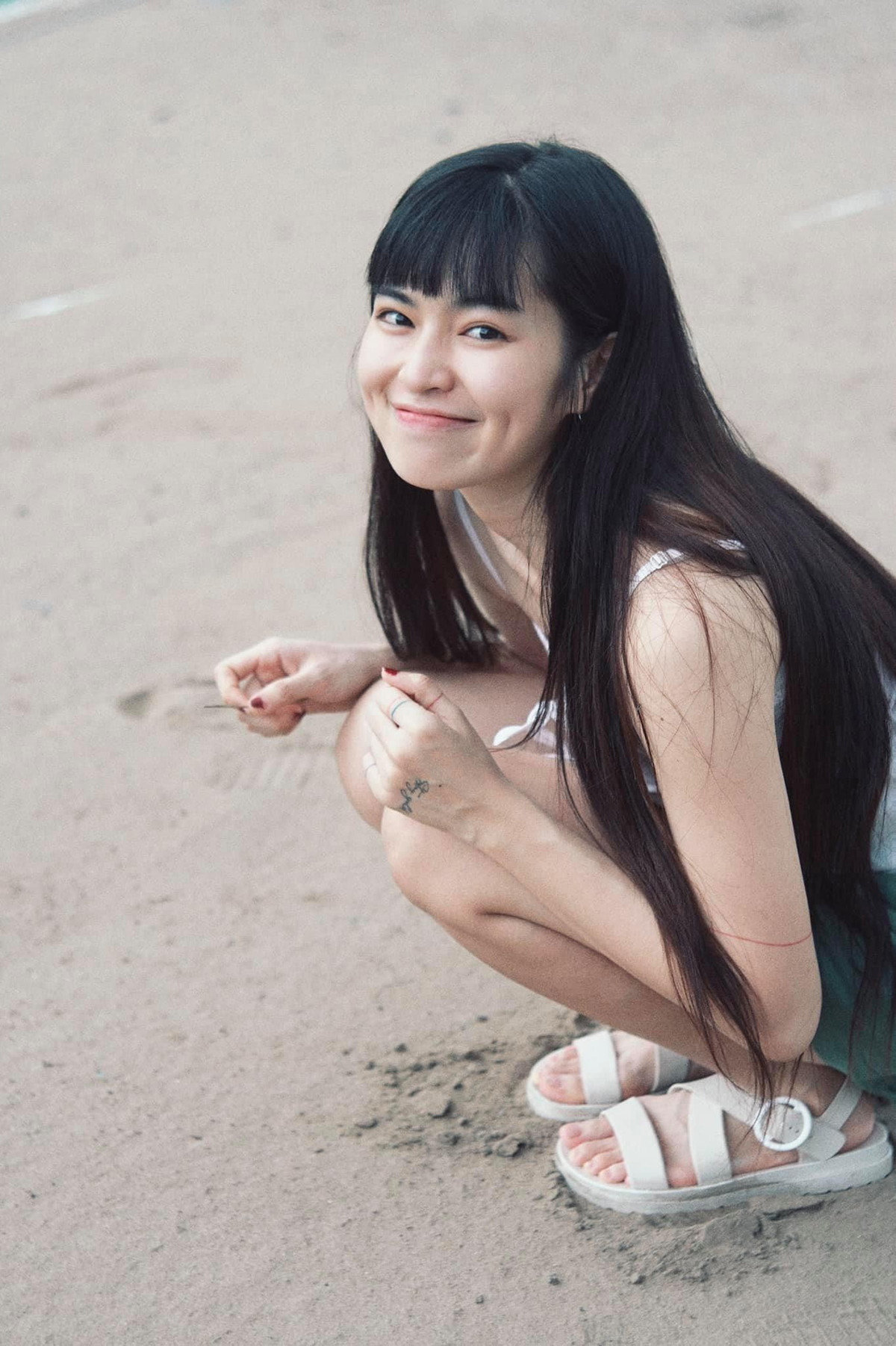 Mắt biếc là bộ phim khai thác khả năng diễn xuất của nhiều gương mặt mới, chưa từng thử sức ở lĩnh vực này. Giống Trúc Anh, Khánh Vân cũng là diễn viên tay ngang. Trước khi vào vai Trà Long trong Mắt biếc, Khánh Vân được biết đến là hot girl ở TP.HCM. Sau vai diễn đầu đời, lần tiếp theo gây chú ý của Khánh Vân là sự xuất hiện trong chương trình Sao nhập ngũ. Cô phải nhận khá nhiều ý kiến tiêu cực từ khán giả cho rằng Khánh Vân có tính cách tiểu thư, nhõng nhẽo, không phù hợp môi trường quân đội nghiêm khắc. Hiện tại, Khánh Vân dành nhiều thời gian cho cuộc sống riêng tư và chưa tham gia vào dự án điện ảnh khác.