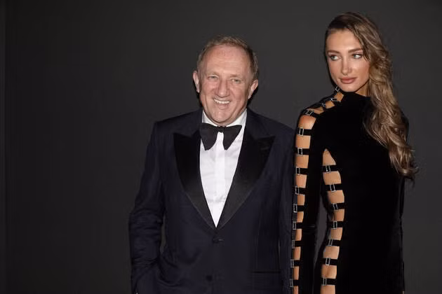 Về phần người cha tỷ phú, Mathilde cho biết trong nhiều năm, cô tự tạo áp lực cho bản thân rằng phải chứng minh mình tài giỏi với cha. "Có lẽ một phần do công việc của bố bận rộn, ít thời gian tiếp xúc với con cái nên tôi nghĩ mình phải luôn hoàn hảo để ông ấy có thể tự hào. Sau đó, tôi phát hiện ra tôi chỉ cần làm chính mình là bố tôi đã hài lòng", nữ rich kid nói.