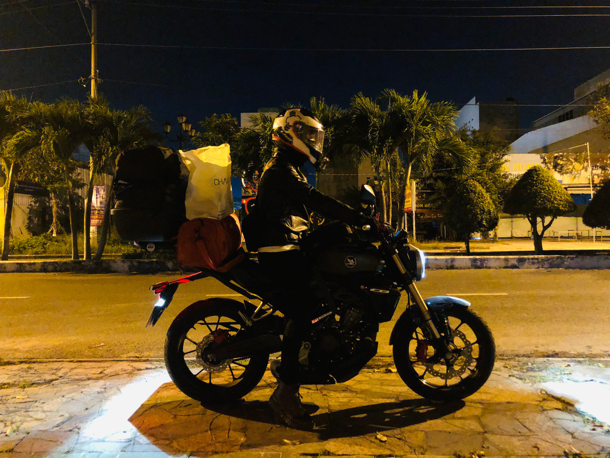 Chang trai mot minh di phuot xuyen Viet