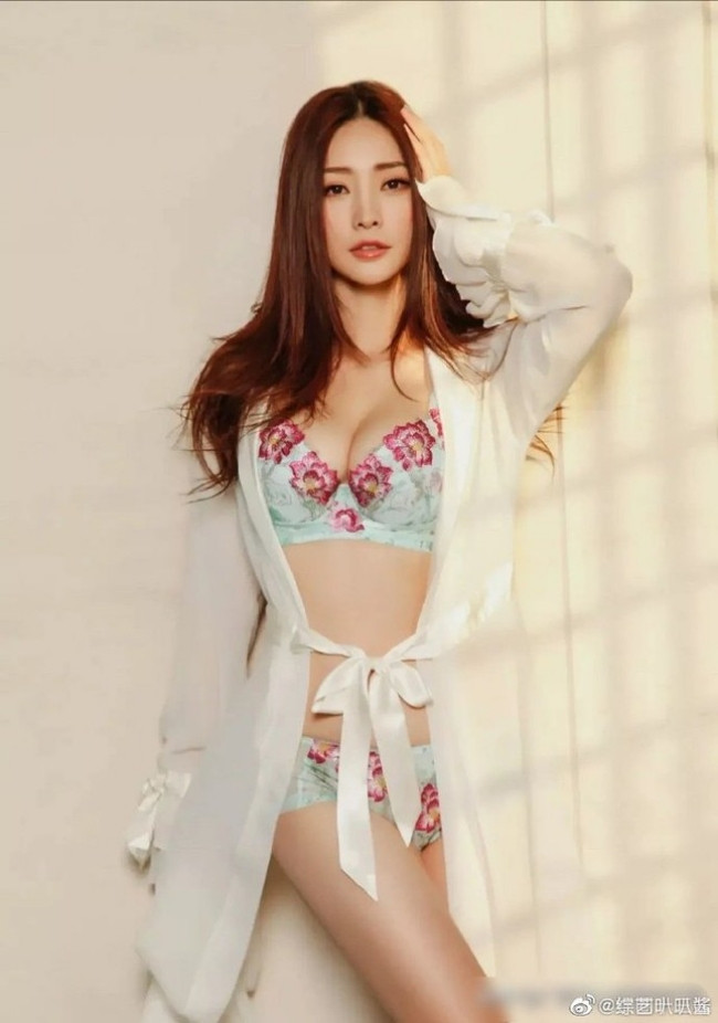 Thời gian gần đây, tên tuổi cô một lần nữa gây chú ý khi cô tham gia diễn xuất trong bộ phim "Mộng hoa lục" có sự tham gia của Trần Hiểu, Lưu Diệc Phi.