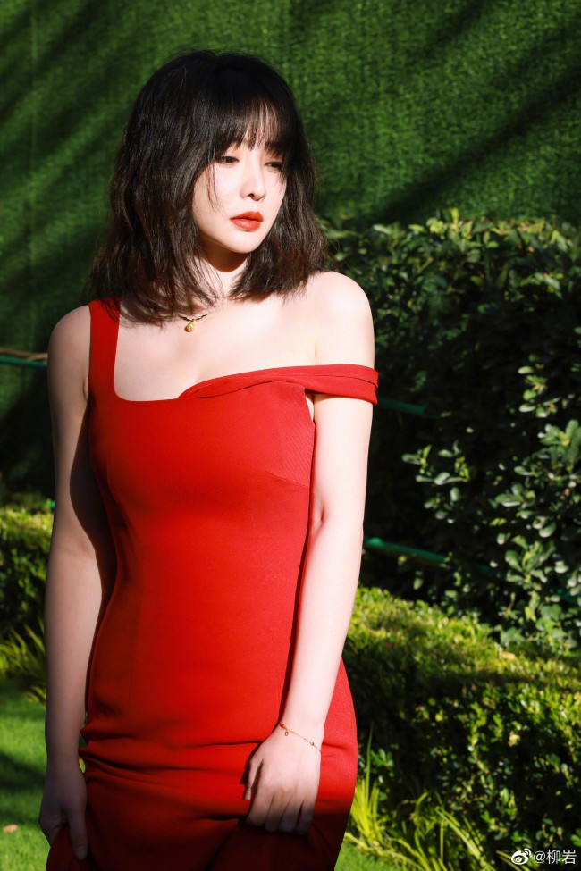 Những bộ đồ có dáng ôm thường xuyên được Liễu Nham chọn diện.