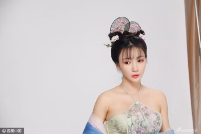 Theo dõi trang Weibo của Liễu Nham, có thể thấy người đẹp dường như đã thay đổi phong cách ăn mặc.