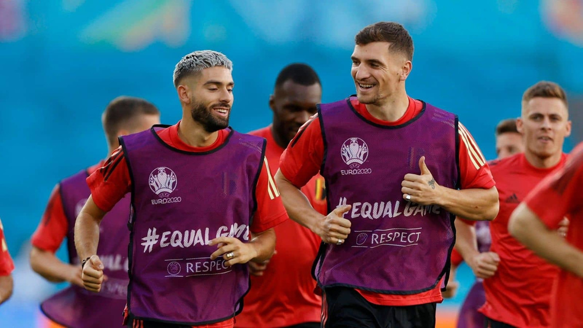 Cuộc chiến ở hai cánh khốc liệt hơn khi HLV Martinez có bốn lựa chọn bao gồm Thomas Meunier, Yannick Carrasco, Timothy Castagne và Thorgan Hazard. Trong hai trận đấu gần nhất gặp Xứ Wales (23/9) và Hà Lan (26/9), Meunier, Castagne và Carrasco được luân phiên sử dụng.