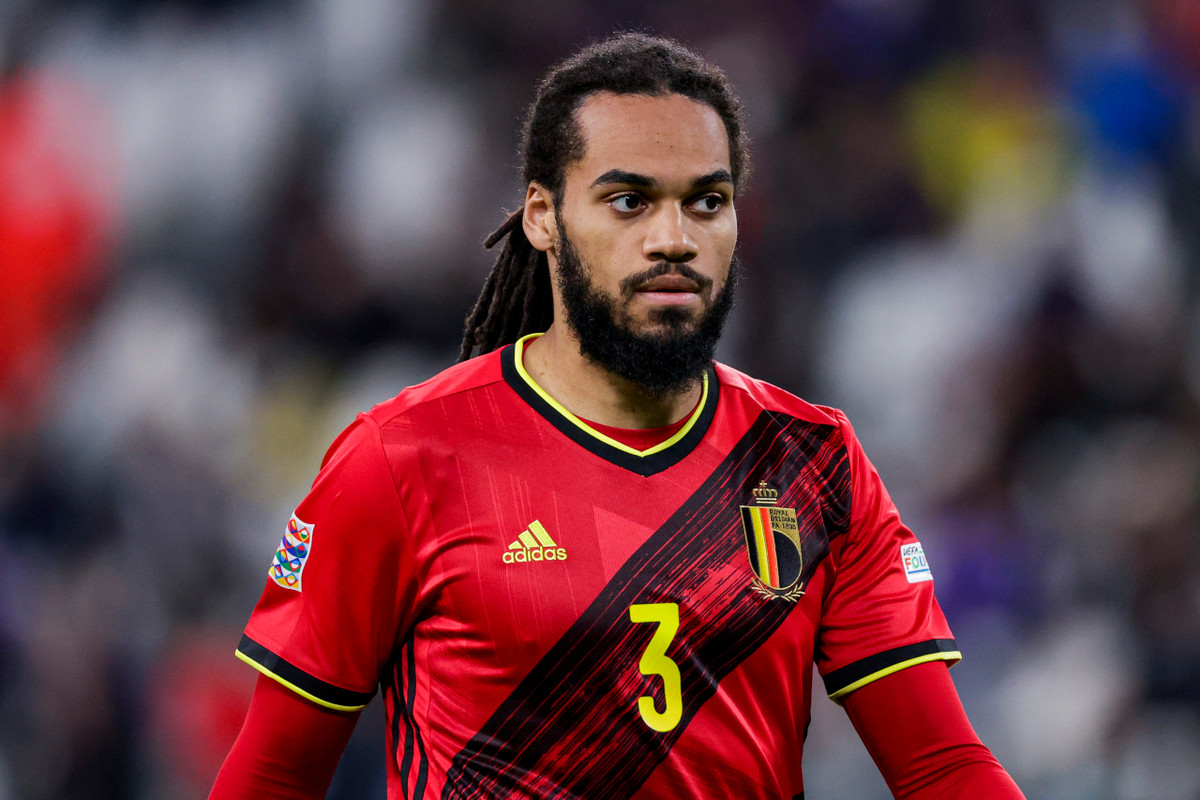 Suất còn lại trong hàng thủ ba người của tuyển Bỉ là cuộc cạnh tranh giữa Jason Denayer, Arthur Theate và Zeno Koen Debast. Ngoài ra, tiền vệ Dendoncker cũng từng được HLV Martinez thử nghiệm ở vị trí trung vệ lệch phải.