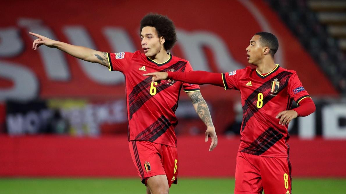 Trong sơ đồ 3-4-2-1, cặp tiền vệ trung tâm gần như được "đóng đinh" cho bộ đôi Youri Tielemans và Axel Witsel. Còn Hans Vanaken, Leander Dendoncker hay bộ đôi tài năng trẻ Charles De Ketelaere - Amadou Onana khó chen chân vào đội một.