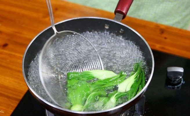 Xào rau làm thêm 2 bước để rau xanh mướt - Hình 2 Xao rau lam them 2 buoc de rau xanh muot-Hinh-2