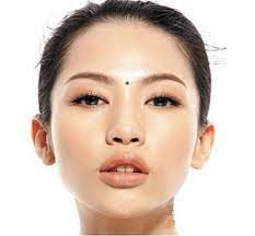 2. Có một nốt ruồi giữa hai lông màyTrong nhân tướng học, hai lông mày còn được gọi là “cung sự nghiệp”, tượng trưng cho sự nghiệp phát triển, thăng quan tiến chức.