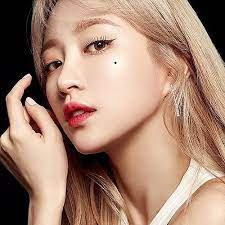 3. Nốt ruồi trên gò má. Nếu có nốt ruồi tốt trên gò má chứng tỏ bạn là người có quyền lực và địa vị nhất định ở nơi làm việc, nếu là nốt ruồi xấu cho thấy bạn quá tin tưởng người khác, dễ bị người khác phản bội.