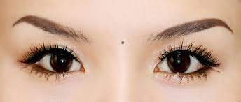 Nếu có nốt ruồi tốt ở khu vực này đồng nghĩa với việc tương lai bạn sẽ có sự nghiệp rất lớn, nếu là nốt ruồi xám và xấu thì rất có thể sẽ xảy ra những trục trặc trong hôn nhân hoặc các mối quan hệ vào khoảng năm 28 tuổi.