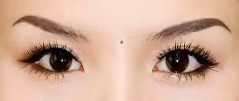 Nếu có nốt ruồi tốt ở khu vực này đồng nghĩa với việc tương lai bạn sẽ có sự nghiệp rất lớn, nếu là nốt ruồi xám và xấu thì rất có thể sẽ xảy ra những trục trặc trong hôn nhân hoặc các mối quan hệ vào khoảng năm 28 tuổi.