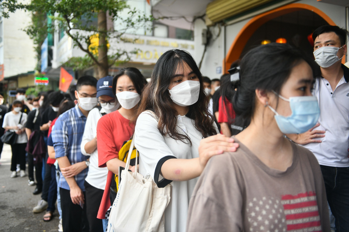 Hoàng Anh (áo trắng) và bạn đều là những người đam mê bộ môn Liên Quân Mobile, sau khi đọc được thông báo sẽ có vé miễn phí, các cô gái nhanh chóng rủ nhau đến xếp hàng. "Nắng và oi bức nên tôi bị mệt một chút", Hoàng Anh chia sẻ trong khi chờ đợi tới lượt.