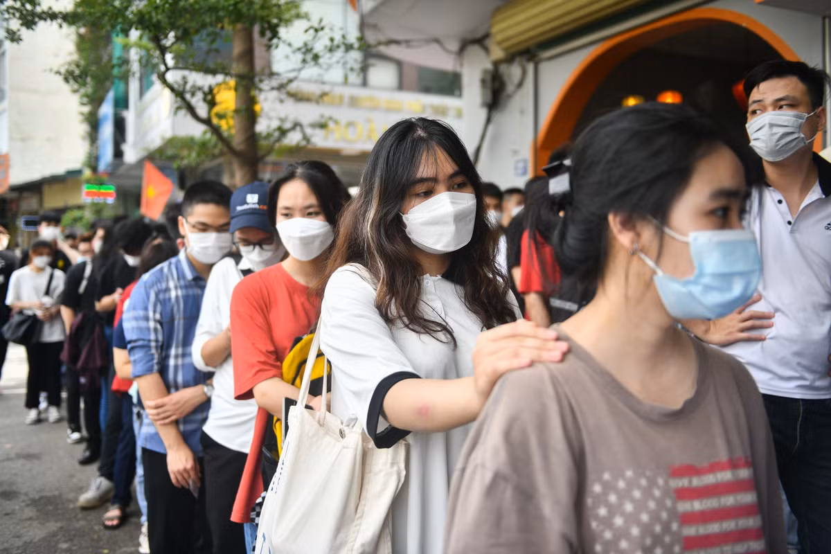 Hoàng Anh (áo trắng) và bạn đều là những người đam mê bộ môn Liên Quân Mobile, sau khi đọc được thông báo sẽ có vé miễn phí, các cô gái nhanh chóng rủ nhau đến xếp hàng. "Nắng và oi bức nên tôi bị mệt một chút", Hoàng Anh chia sẻ trong khi chờ đợi tới lượt.