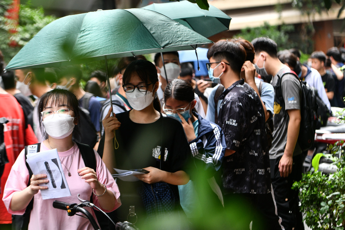 Rất nhiều các "game thủ" có mặt từ 8h để xếp hàng, tránh trường hợp hết vé.