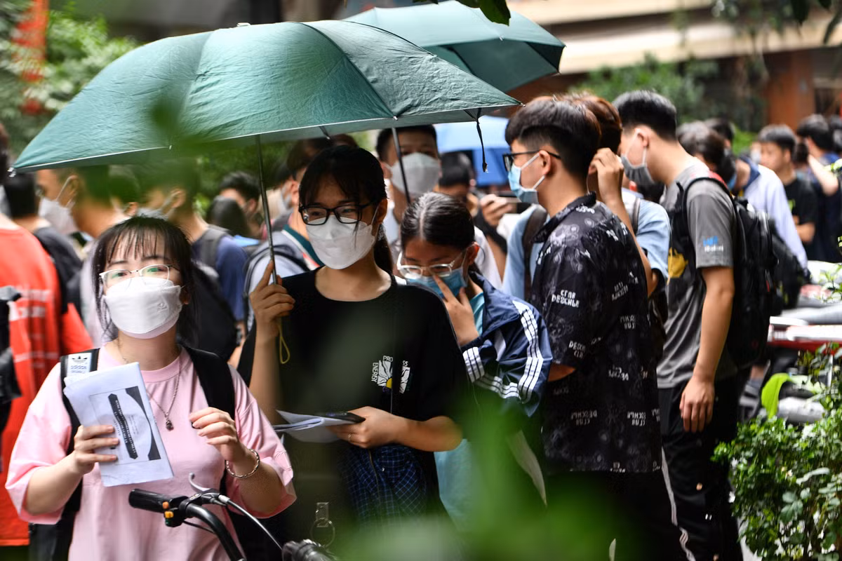 Rất nhiều các "game thủ" có mặt từ 8h để xếp hàng, tránh trường hợp hết vé.