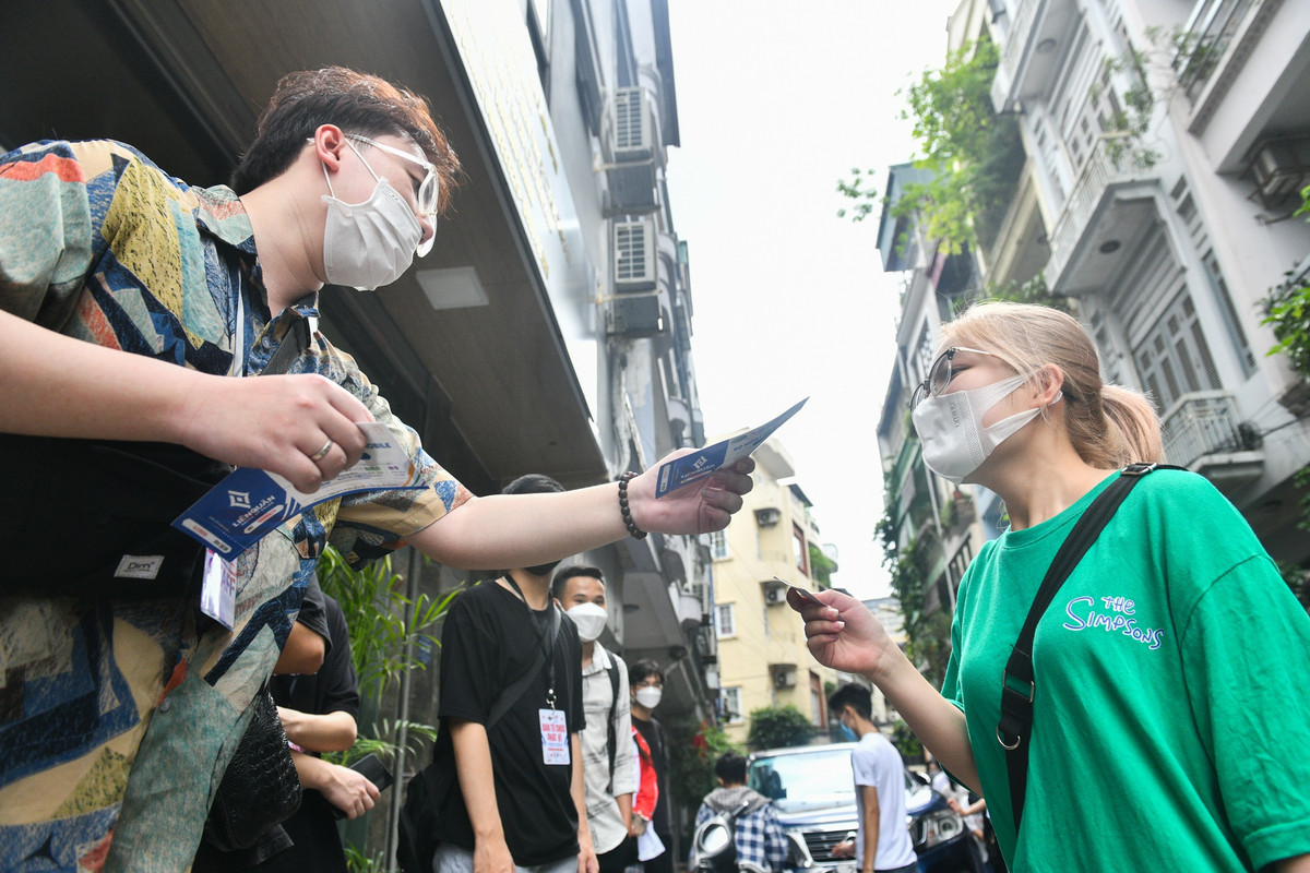 Phạm Nguyễn Mai Phương được tặng một vé xem bán kết sau khi trả lời đúng câu hỏi về tên thật của 7 game thủ sẽ thi đấu trong bộ môn này.