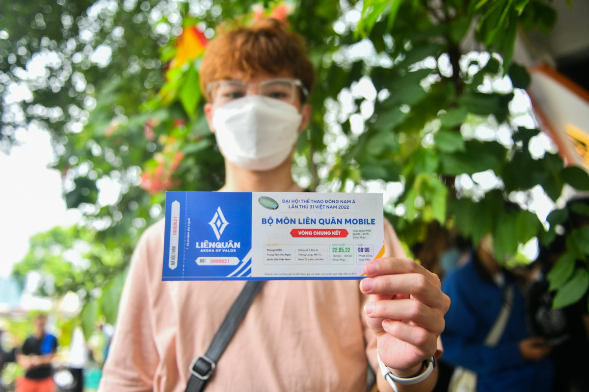 Phạm Tiến Đạt hào hứng với tấm vé trên tay, cậu có mặt từ 8h, xếp hàng hơn 1 tiếng để có được tấm vé xem chung kết. "Mình đi xem chủ yếu cổ vũ cho đội nhà, vừa là đam mê, vừa mang tinh thần dân tộc", Đạt chia sẻ.