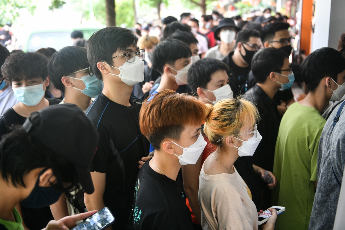 9h, ban tổ chức bắt đầu phát vé. Phía ngoài phòng lấy vé đông nghẹt người.