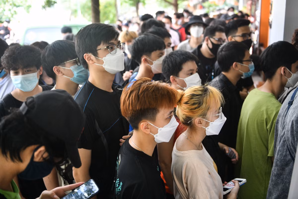 9h, ban tổ chức bắt đầu phát vé. Phía ngoài phòng lấy vé đông nghẹt người.