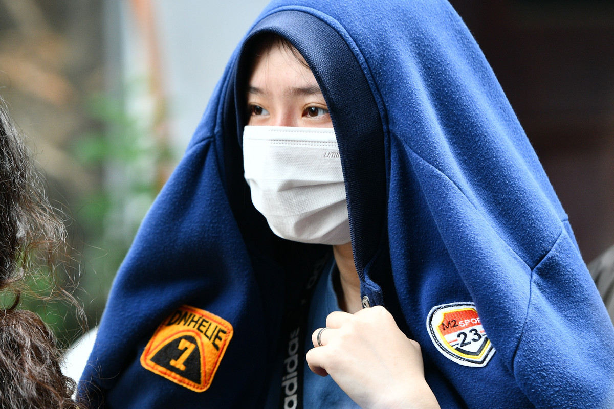 Thời tiết oi nóng khiến nhiều bạn trẻ phải che chắn kín mít khi đứng ngoài trời.