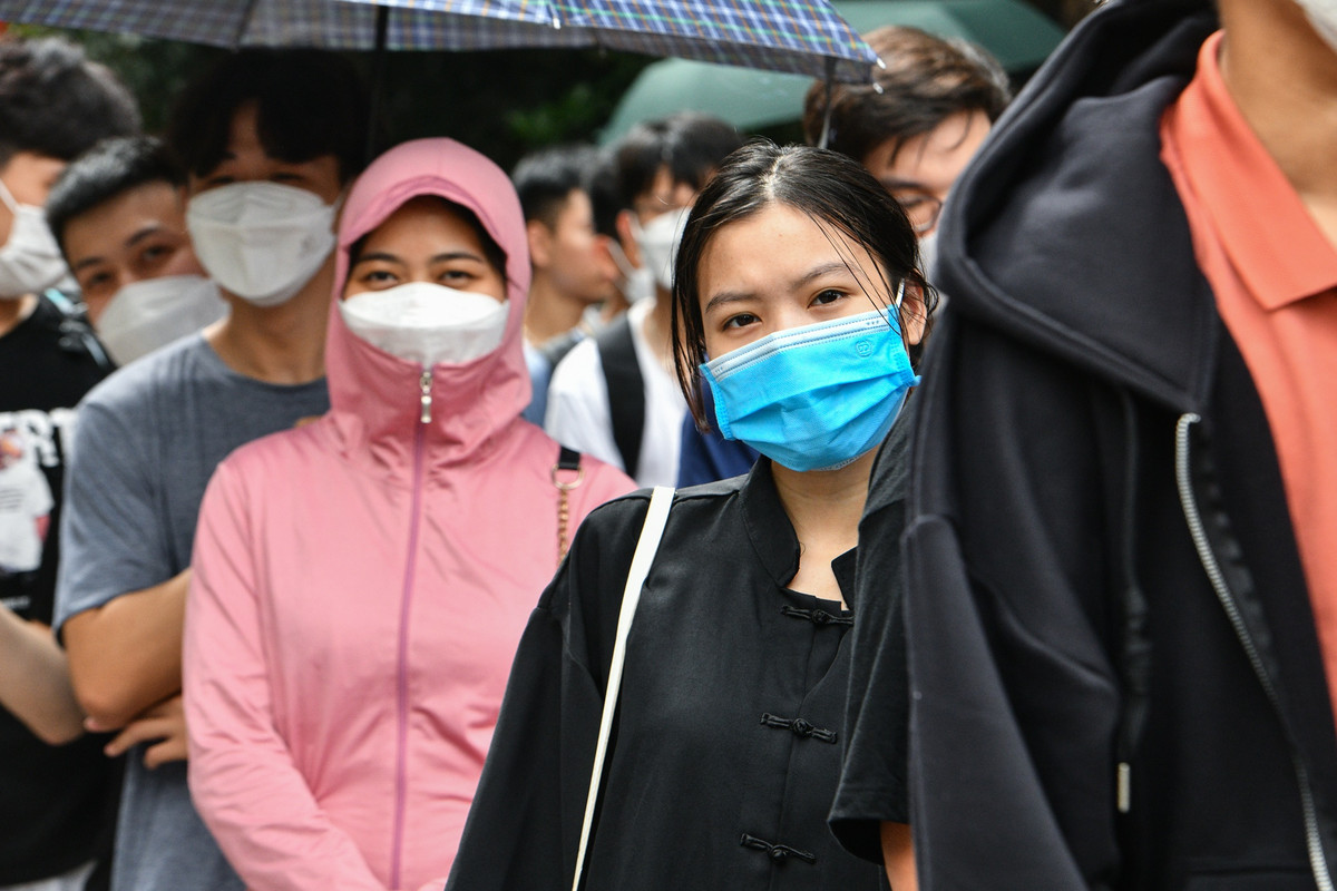 10h kém, Trương Thị Trang (áo đen) cùng rất nhiều người khác vẫn chờ để có được tấm vé miễn phí trong tay. "Khác biệt so với những bộ môn khác tại Sea Games 31, Liên Quân Mobile vẫn thi hút được nhiều sự quan tâm, đặc biệt là từ giới trẻ, người chơi", Trang nhận định.