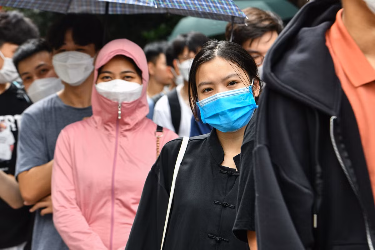 10h kém, Trương Thị Trang (áo đen) cùng rất nhiều người khác vẫn chờ để có được tấm vé miễn phí trong tay. "Khác biệt so với những bộ môn khác tại Sea Games 31, Liên Quân Mobile vẫn thi hút được nhiều sự quan tâm, đặc biệt là từ giới trẻ, người chơi", Trang nhận định.