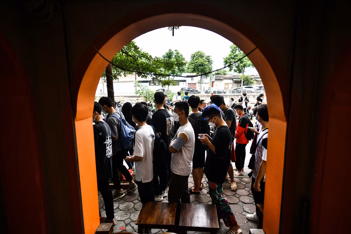 Do số lượng người hâm mộ quá lớn tại địa điểm phát vé, cơ sở số 28 Nguyễn Văn Huyên sẽ đã phát ra hết số thứ tự và dừng phát vé trong sáng 13/5.