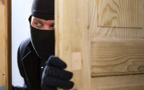 Ăn trộm, ăn cắp. Trộm cắp vốn được hiểu là khái niệm rộng. Chỉ cần bạn chiếm hữu thứ không phải của mình thì đó là hành vi trộm cắp. Phật dạy, trộm cắp là nghiệp cần phải tránh xa, nếu tâm trộm cắp sẽ phải gánh nghiệp khôn lường.