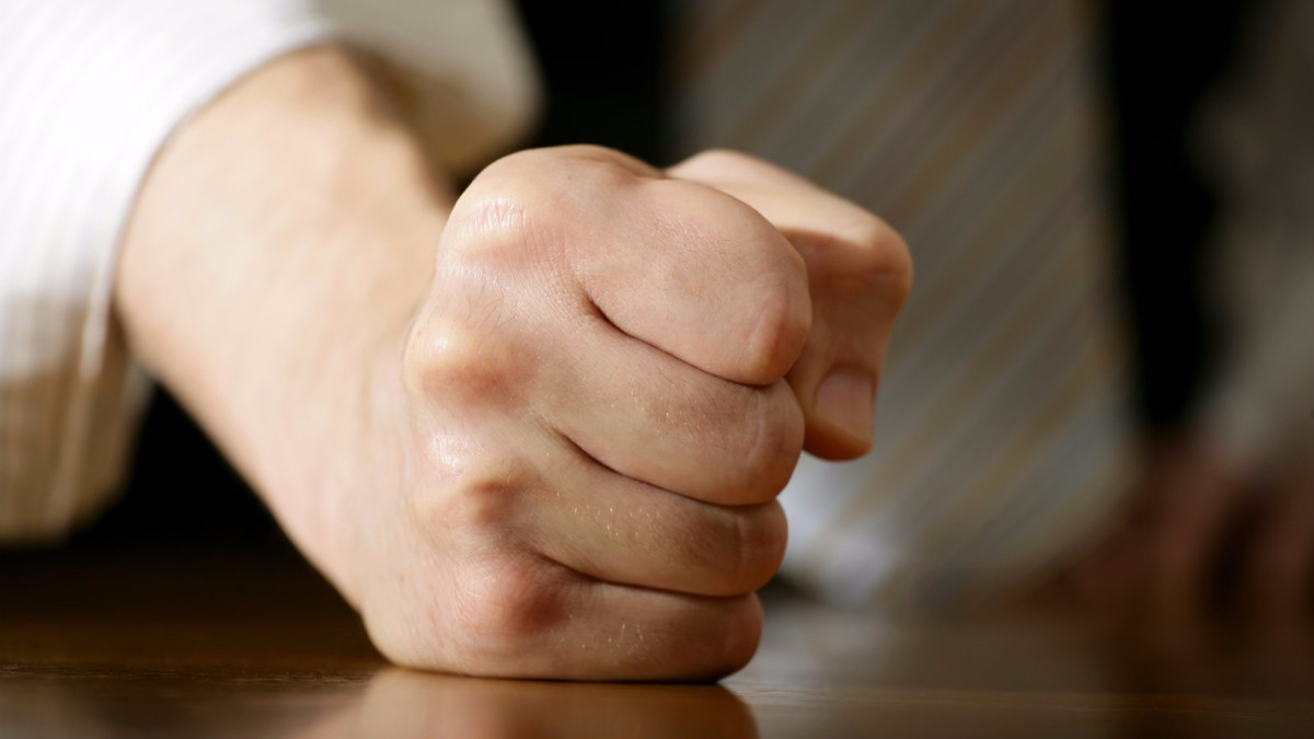 Nóng giận chẳng thể nào giải quyết được vấn đề gì mà còn ảnh hưởng không tốt đến các mối quan hệ xã hội khác. Nó che lấp tâm trí chúng ta, cho nên chúng ta không thể nào thấy được sự thật của mọi sự vật hiện một cách đúng đắn, không thể nào đạt được giải thoát, không thể nào đạt được niềm hạnh phúc đích thực.