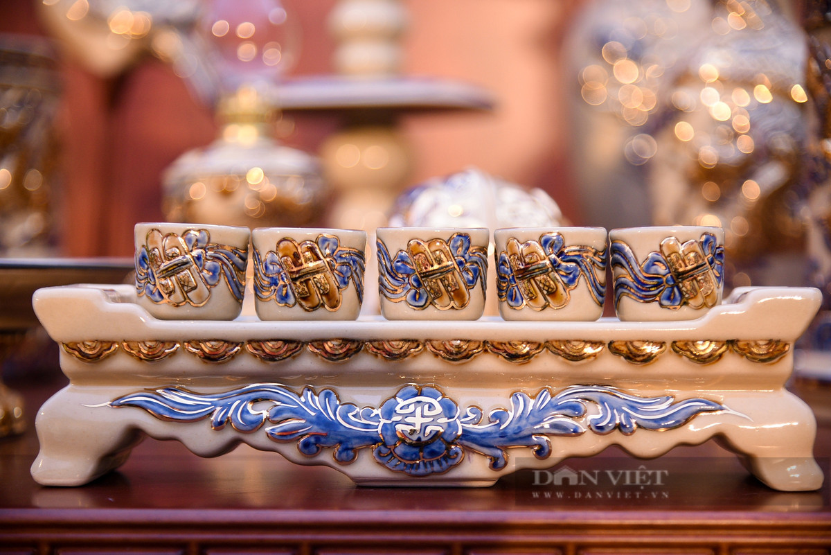 Việc kết hợp tinh tế giữa dòng men Hoàng tộc với vàng 24k không chỉ đem lại sự xa hoa, uy quyền, tạo cảm giác linh thiêng mà còn chứa đựng bên trong những giá trị văn hóa truyền thống của dân tộc.