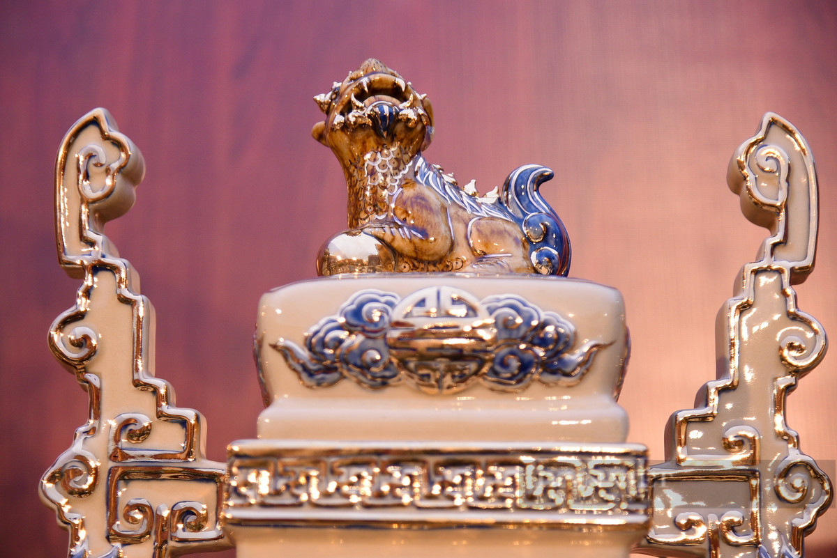 Dòng men Hoàng tộc được phục chế và tạo tác từ các nguyên liệu khoáng thạch tự nhiên tại hai vùng đất Phú Thọ - Đất Tổ Hùng Vương và đất thiêng Yên Tử - Quảng Ninh đều là nơi Địa linh Nhân kiệt. Đặc biệt, trong men Hoàng tộc có sự kết hợp một số thành phần trong Thất Bảo (tức 7 thứ báu vật của Phật giáo hội tụ linh khí của đất trời là: Kim - Mộc - Thủy - Hỏa - Thổ), hòa quyện với nước sông Hồng khi nung qua lửa tạo ra một dòng men độc đáo, không chỉ được đúc kết từ các tinh túy của Thiên - Địa - Nhân mà còn chứa đựng giá trị văn hóa tâm linh truyền thống của người Việt.