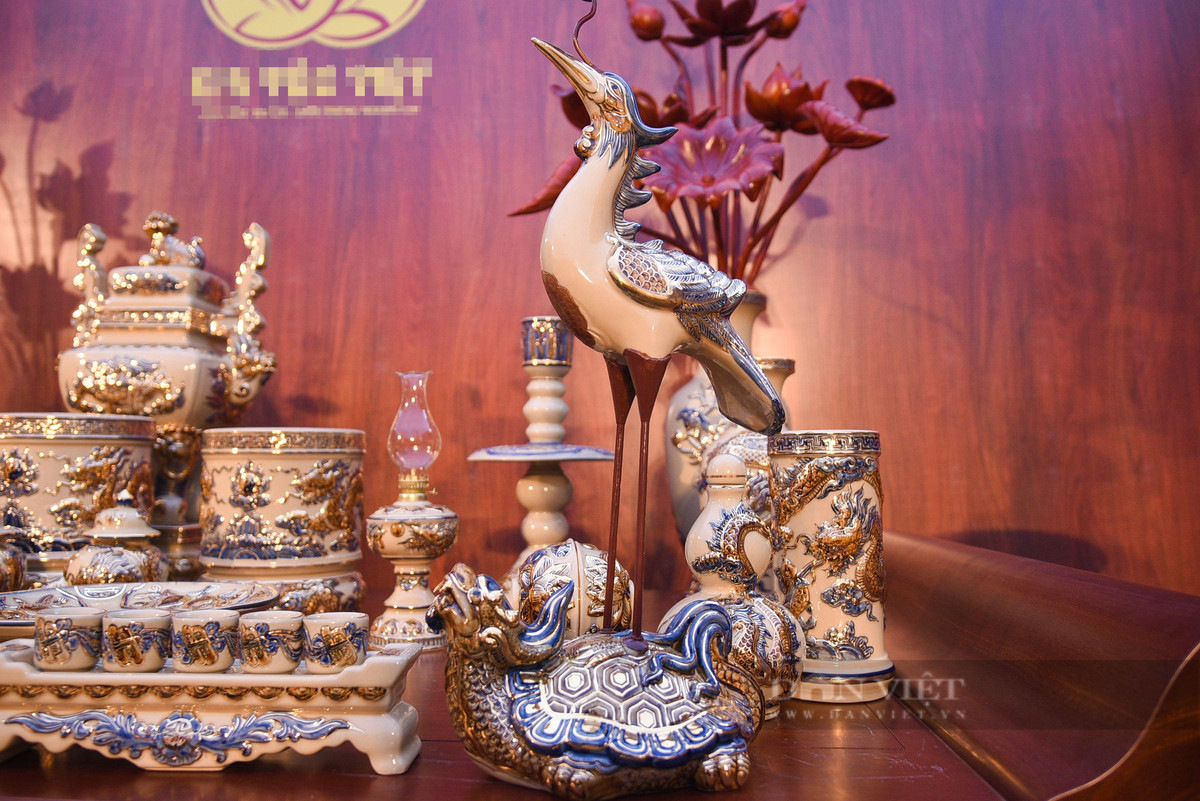 Sản phẩm là hàng thủ công nên cần sự tỉ mỉ mới tạo ra giá trị và sự độc đáo. Để hoàn thiện một bộ sưu tập phải mất rất nhiều công sức, thời gian và tiêu tốn đến hàng tỉ đồng. Tuy có mức giá bán ra khá cao lên đến hơn 400 triệu động, nhưng đã có vài người quan tâm và đặt làm theo tác phẩm nguyên mẫu.